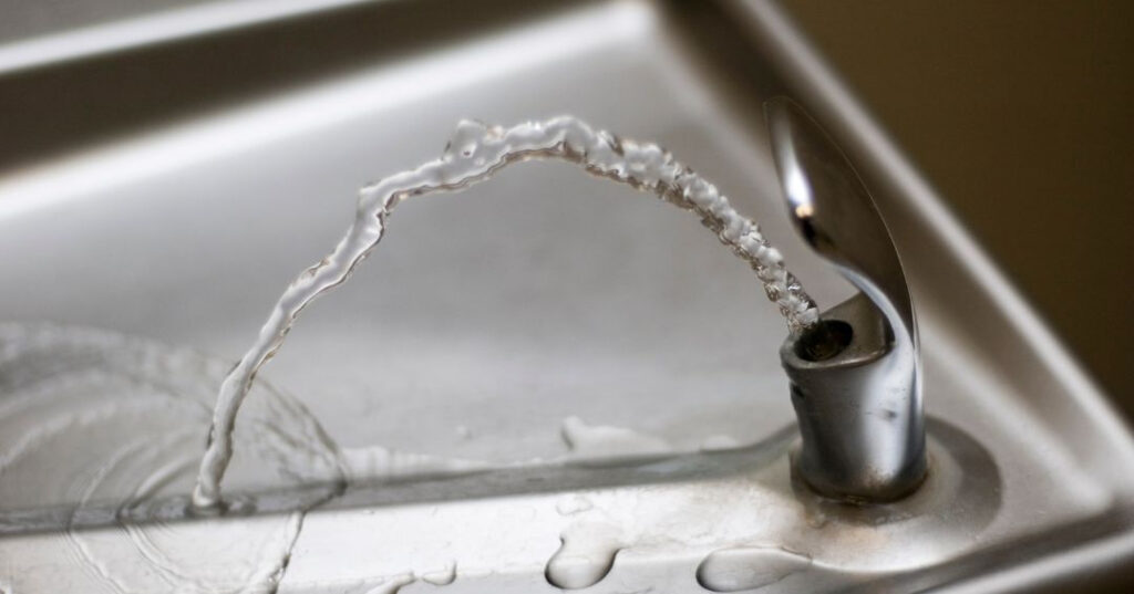 Conserto de Bebedouro em Guarulhos | Assistência Perto de Mim vazamento de agua no bebedouro
